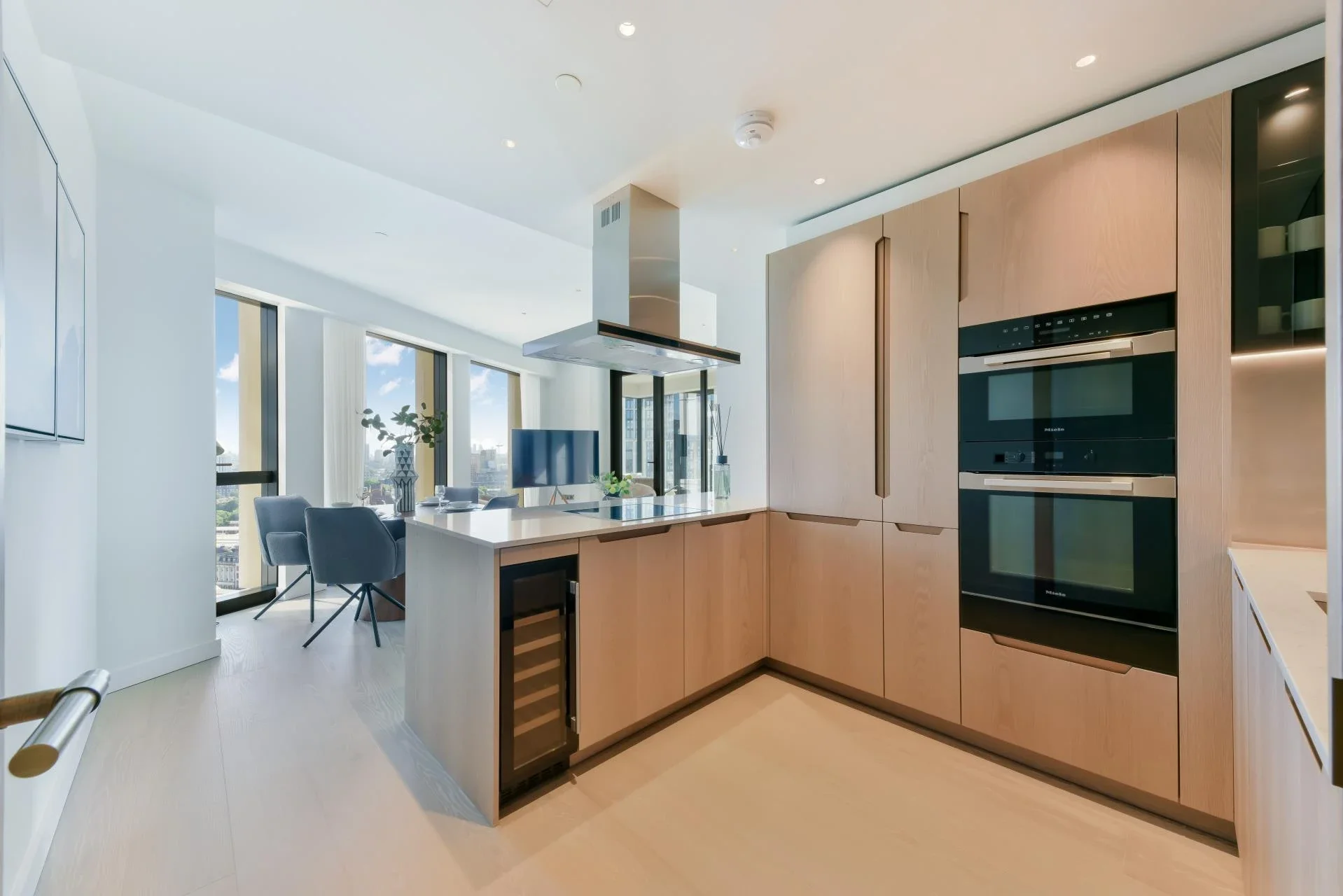 Flat Nine Elms Lane in Greater London