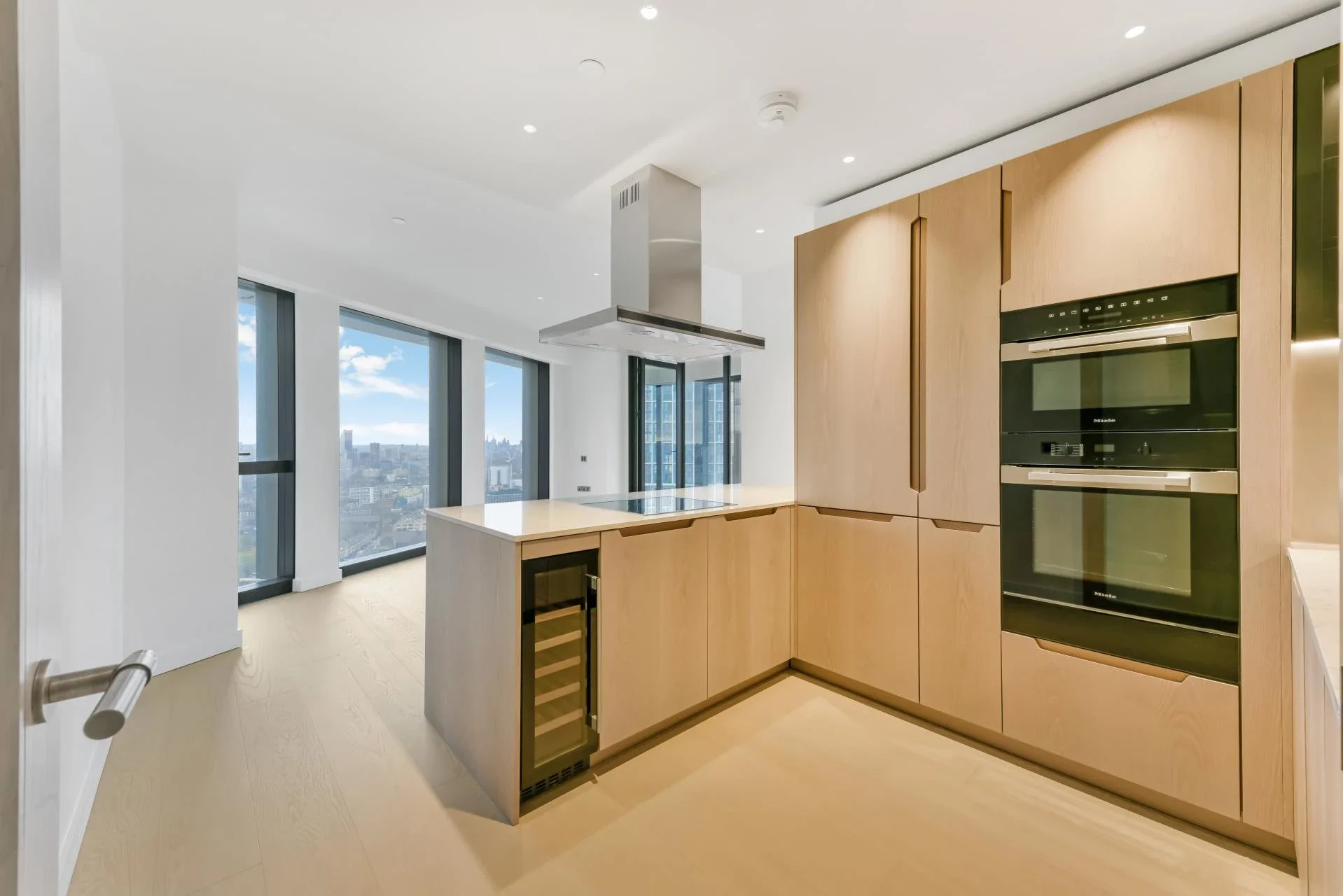 Flat Nine Elms Lane in Greater London