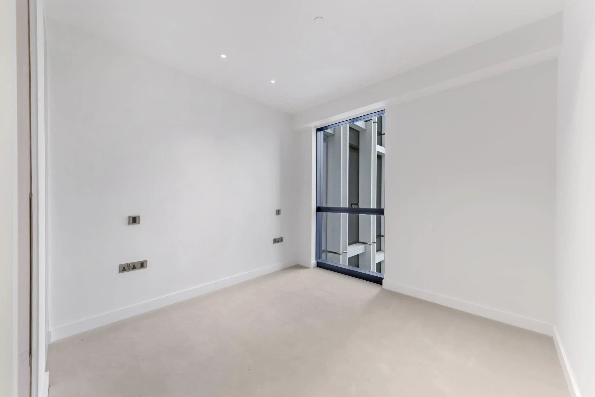 Flat Nine Elms Lane in Greater London