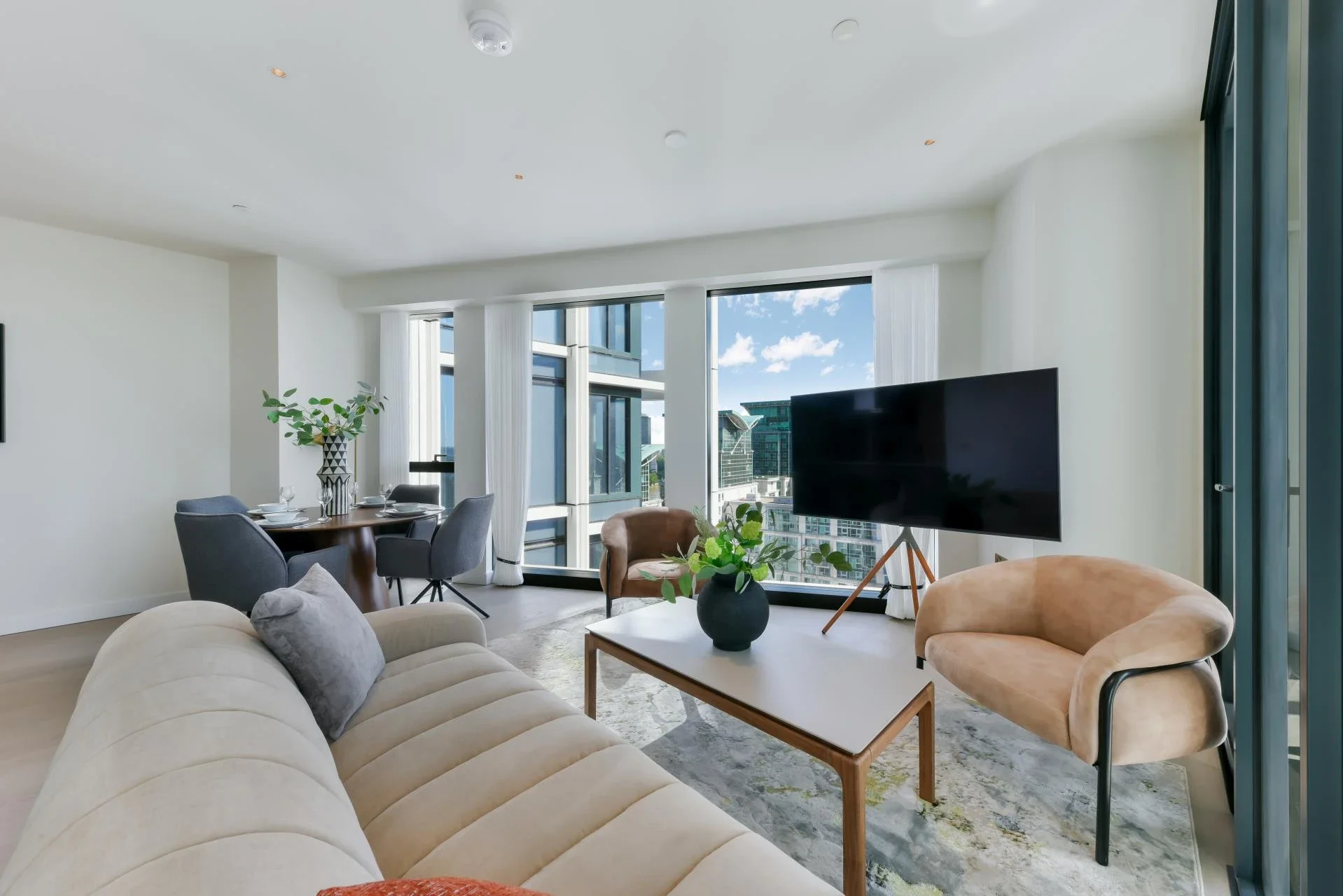 Flat Nine Elms Lane in Greater London