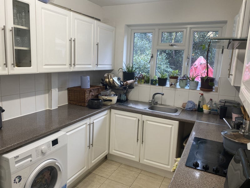 Room Elmbourne Road in Greater London