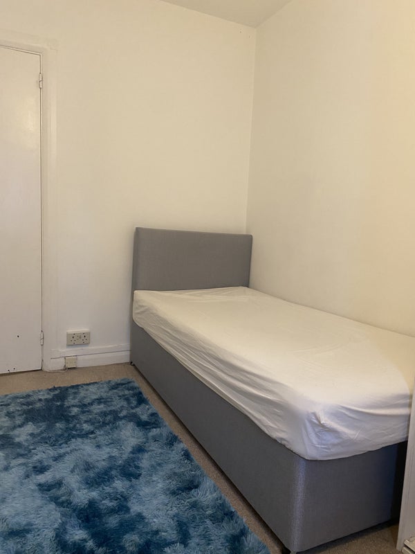 Room Elmbourne Road in Greater London