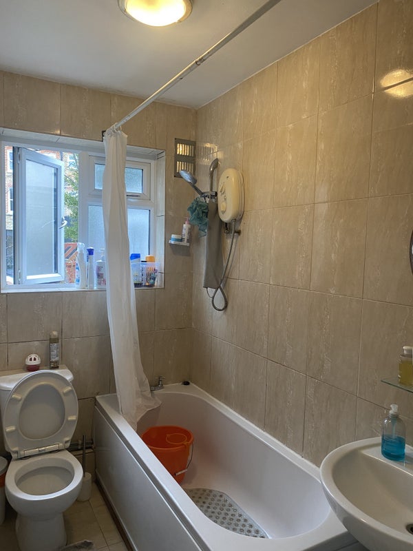 Room Elmbourne Road in Greater London