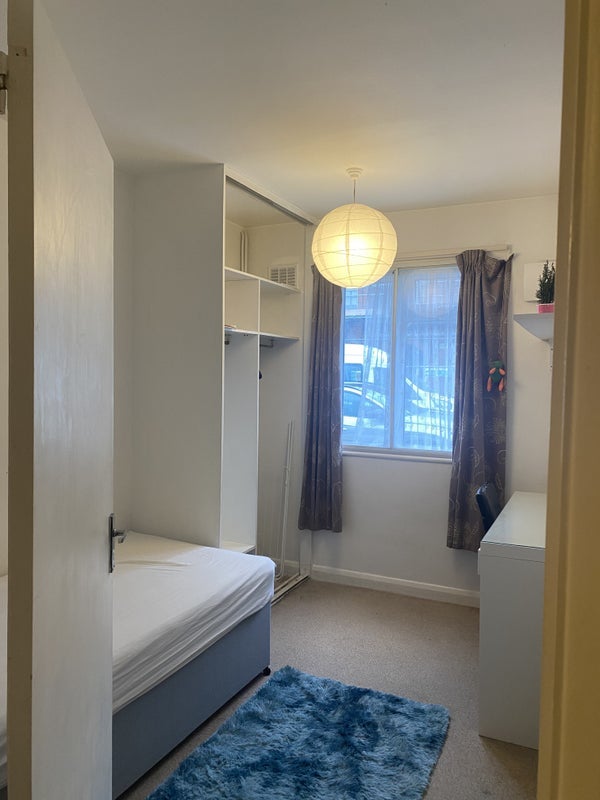 Room Elmbourne Road in Greater London