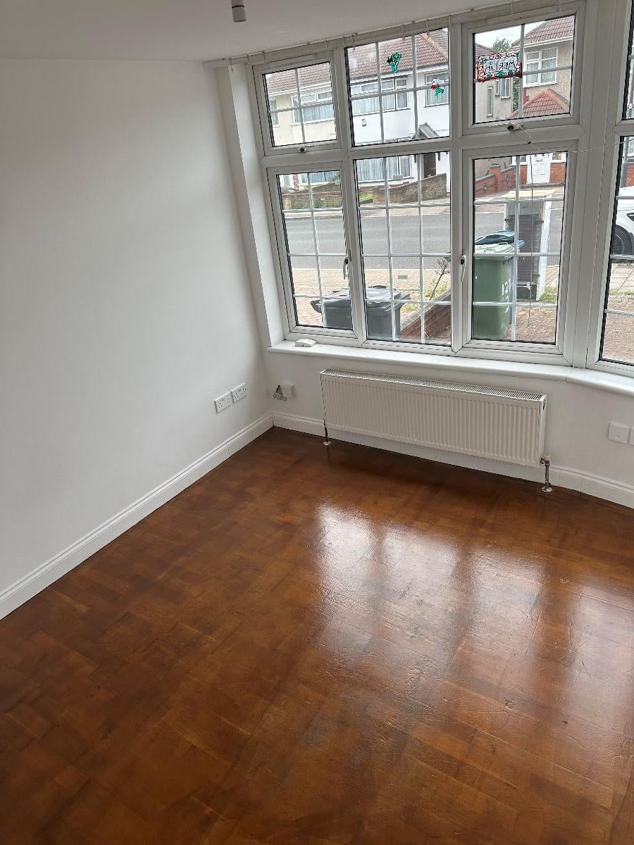 Flat Arundel Drive in Greater London