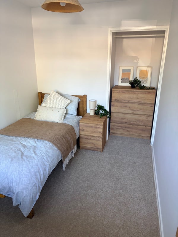 Room Brookside in Crawley