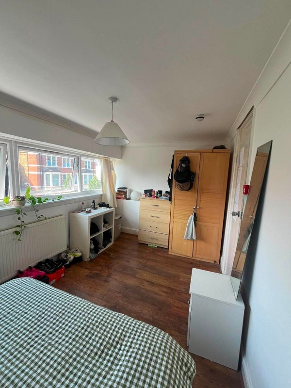 Room Parkholme Road in Greater London