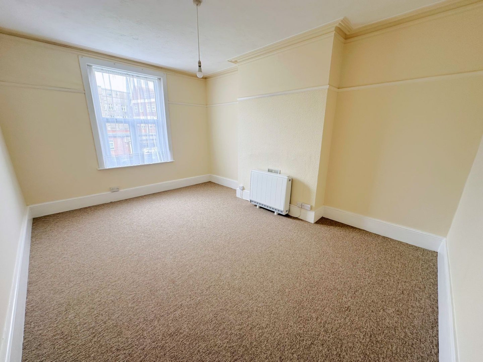 Flat Eversley Road in Rother