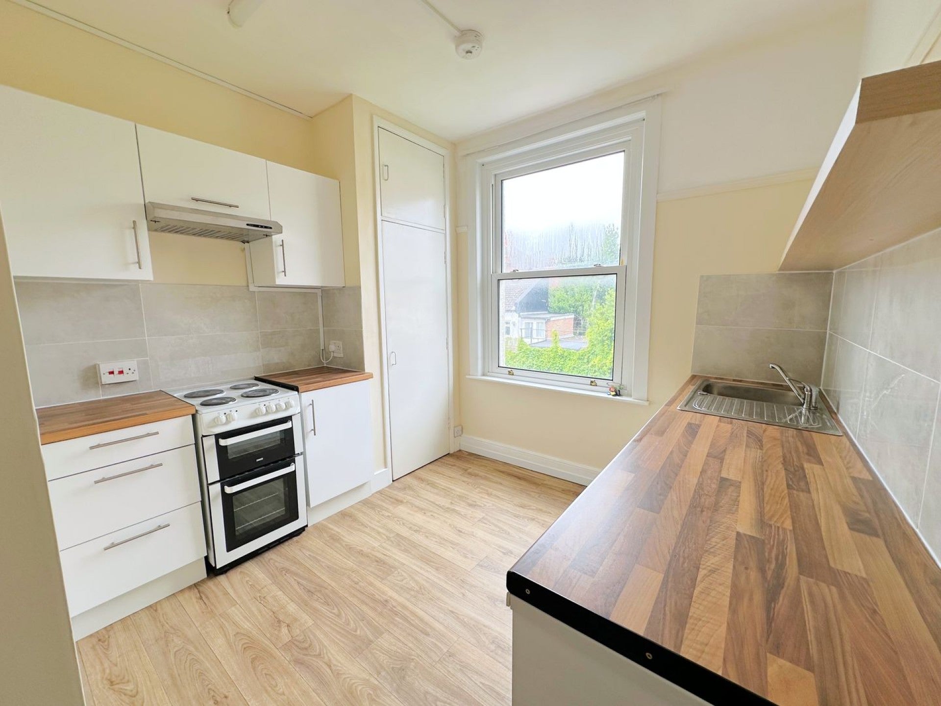 Flat Eversley Road in Rother