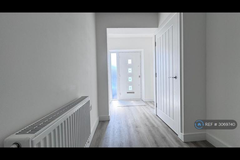 Room Latham Road in Greater London