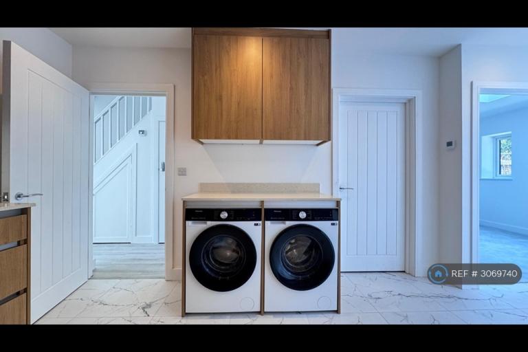 Room Latham Road in Greater London