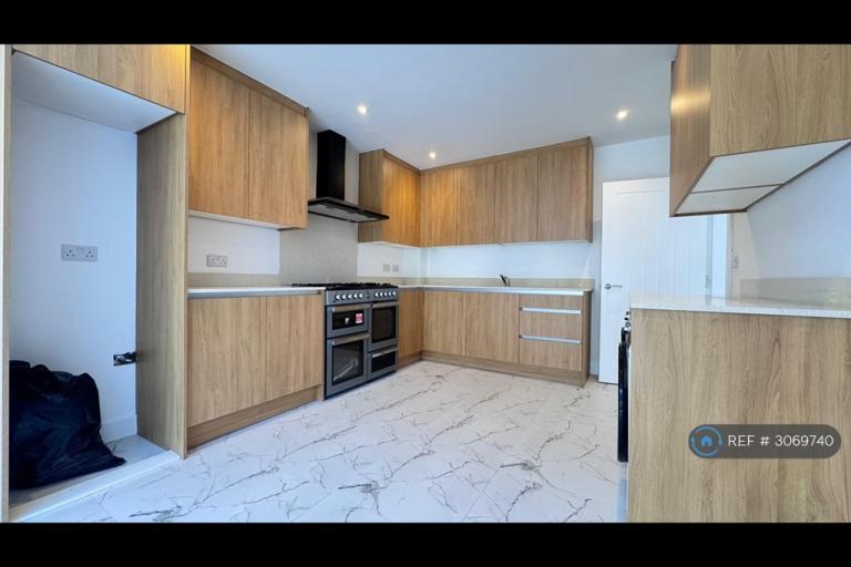 Room Latham Road in Greater London