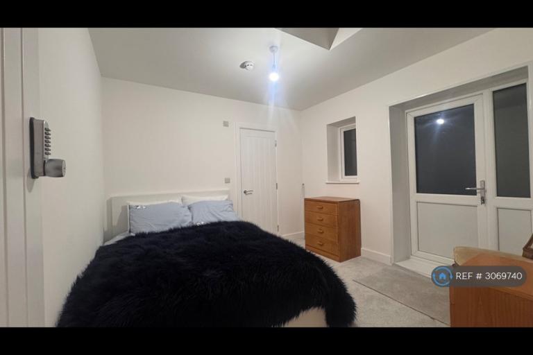 Room Latham Road in Greater London