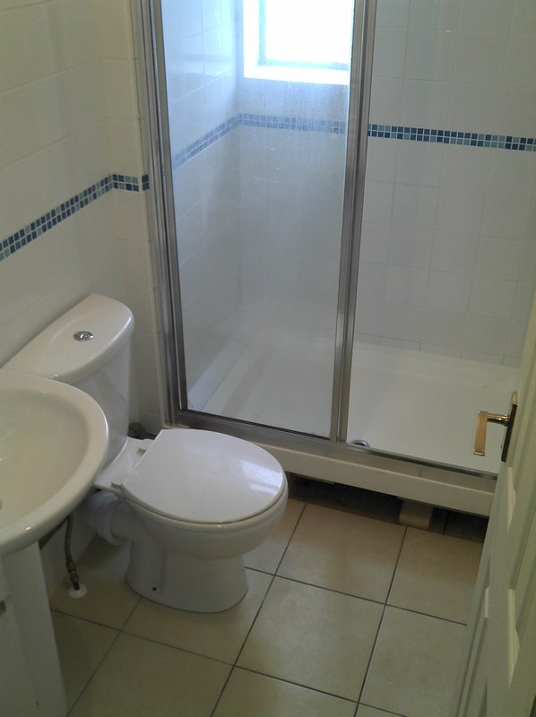 Flat Livingstone Road in Greater London