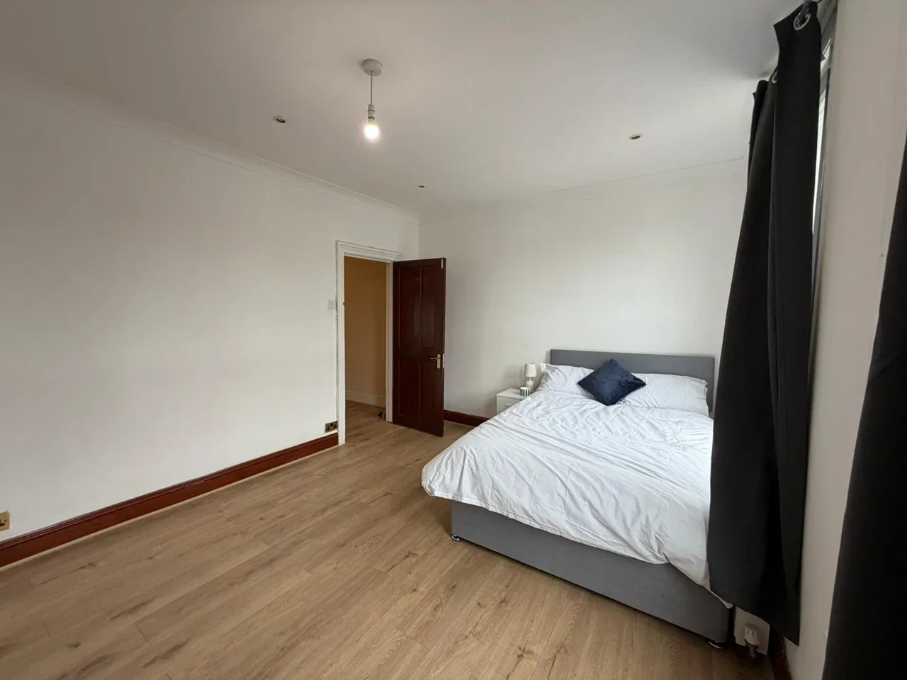 Room Colmer Road in Greater London