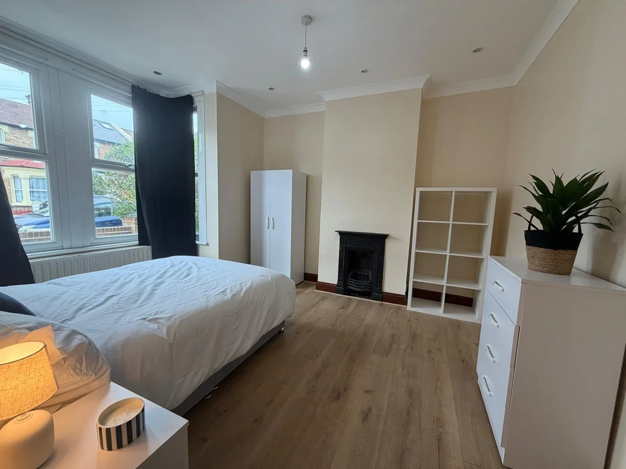 Room Colmer Road in Greater London