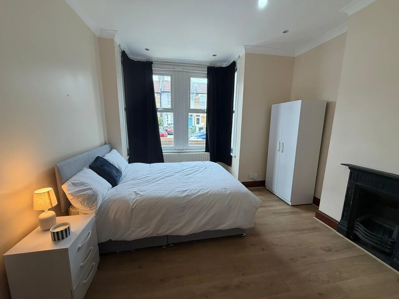 Room Colmer Road in Greater London