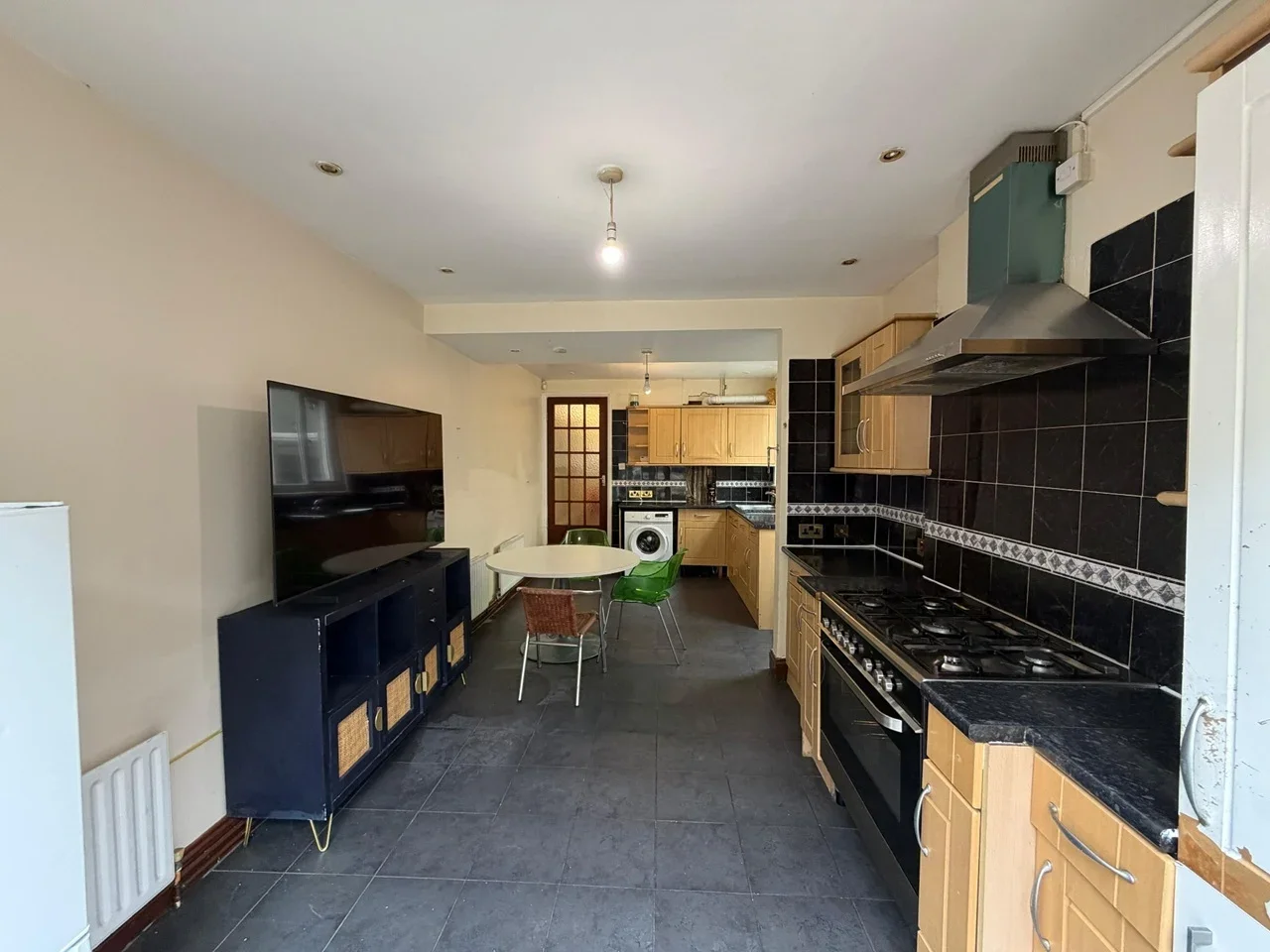 Room Colmer Road in Greater London