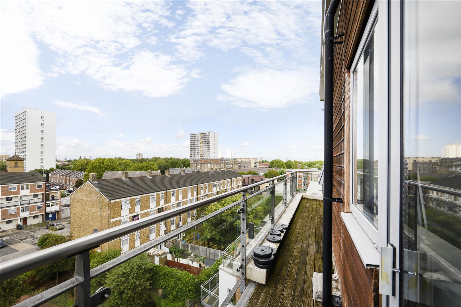 Flat Violet Road in Greater London