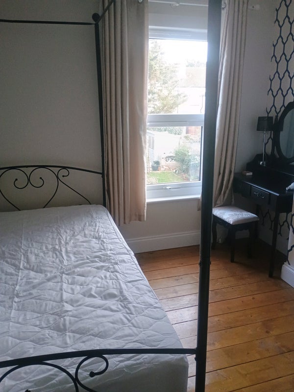 Room Dorset Road in Greater London