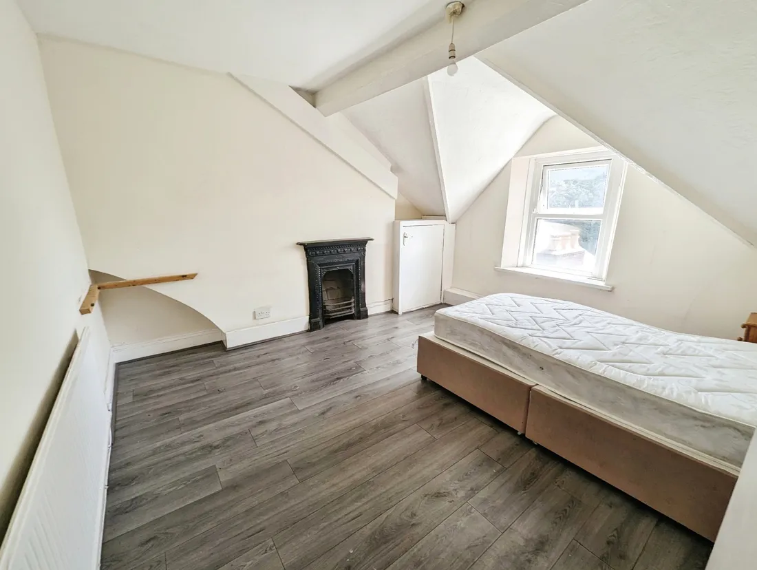 Room Woodland Road in Newport