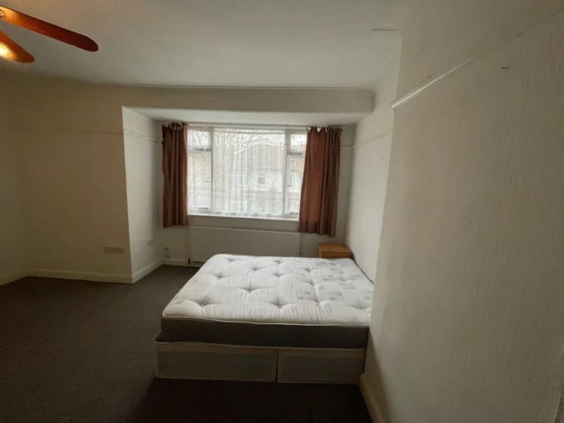Room Thirsk Road in Greater London