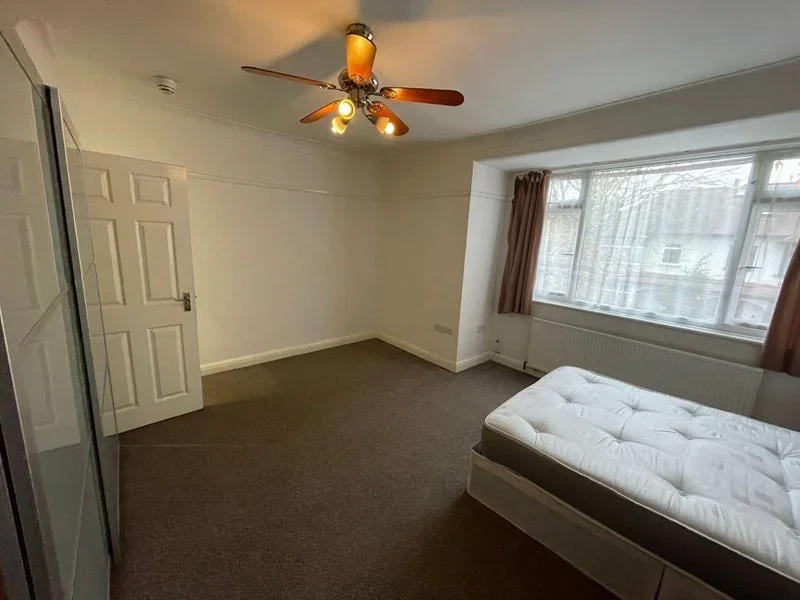 Room Thirsk Road in Greater London