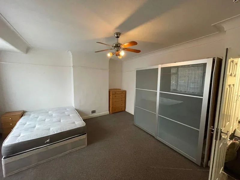 Room Thirsk Road in Greater London