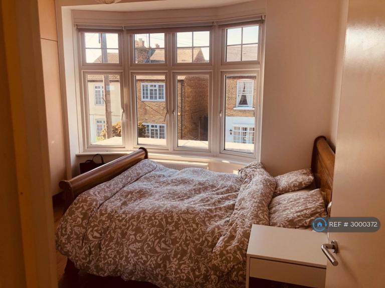 Flat Cowleaze Road in Greater London
