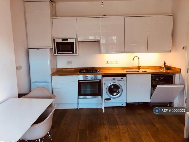 Flat Cowleaze Road in Greater London