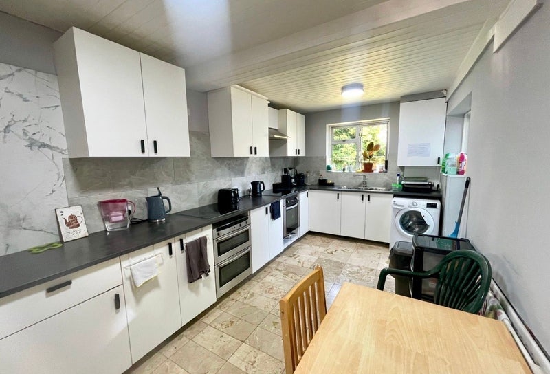 Room Ewart Grove in Greater London
