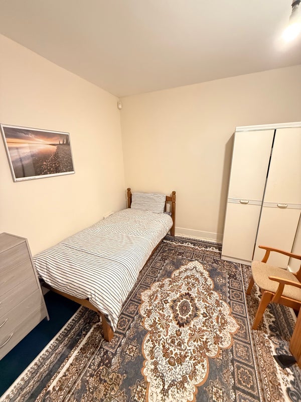 Room Uxbridge Road in Slough
