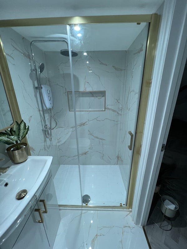 Room Warrington Close in Crawley