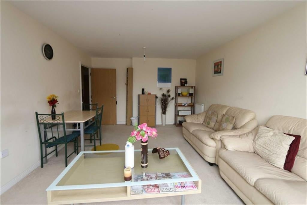 Flat Merbury Road in Greater London