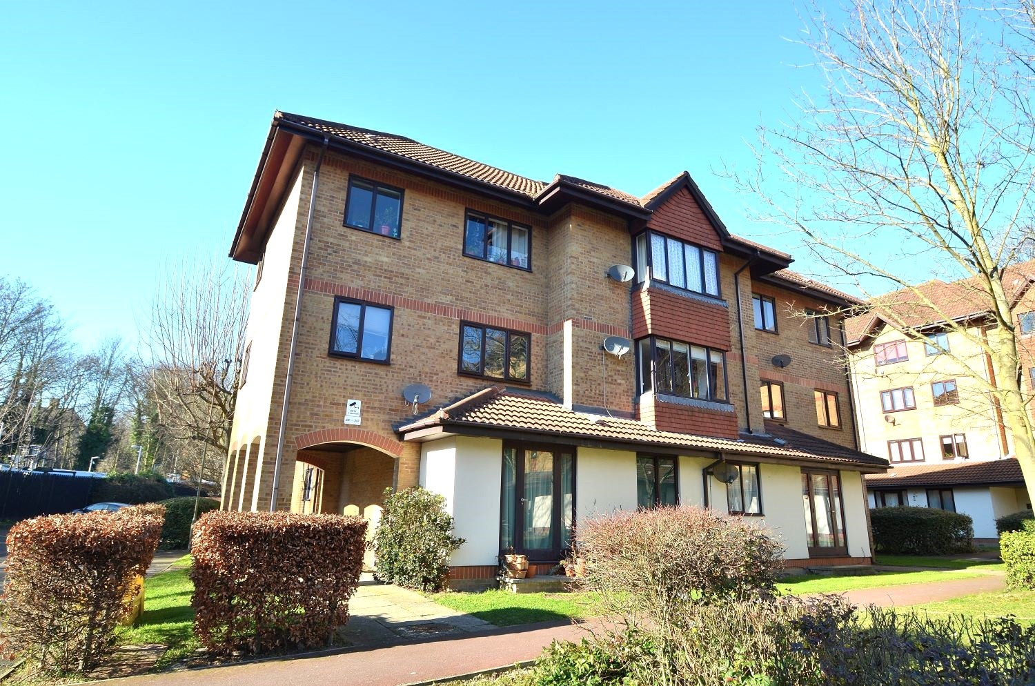 Flat Orchard Grove in Greater London