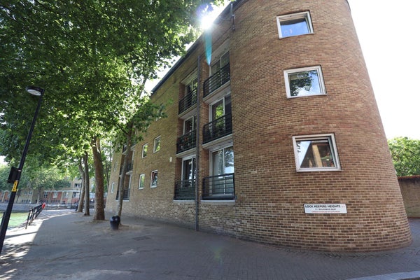Flat Redriff Road in London Borough of Southwark
