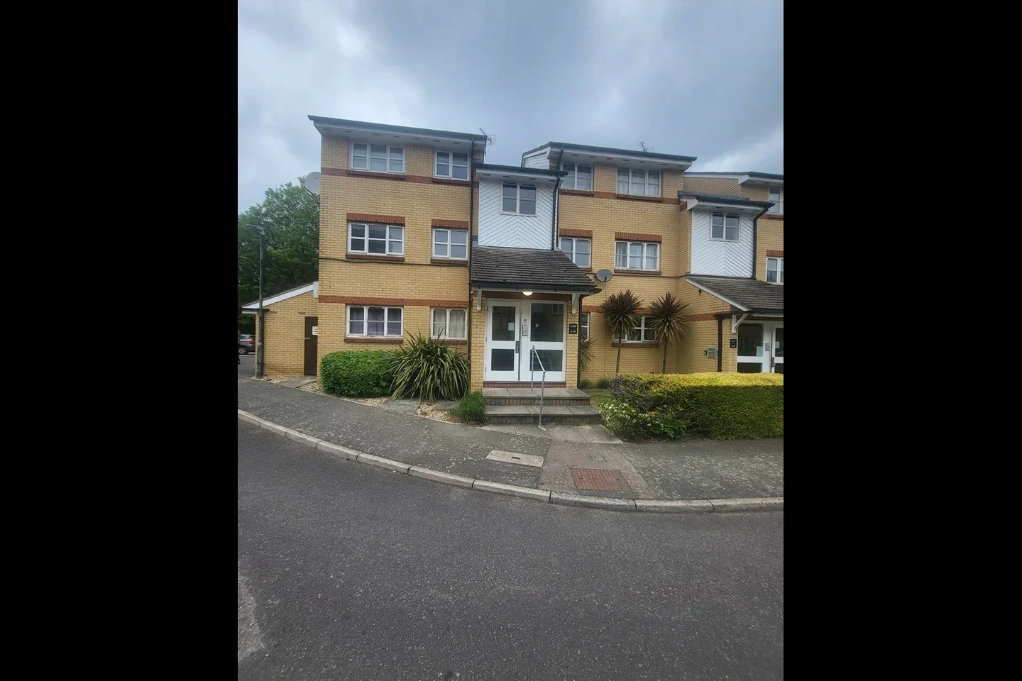 Flat Heddington Grove in Greater London