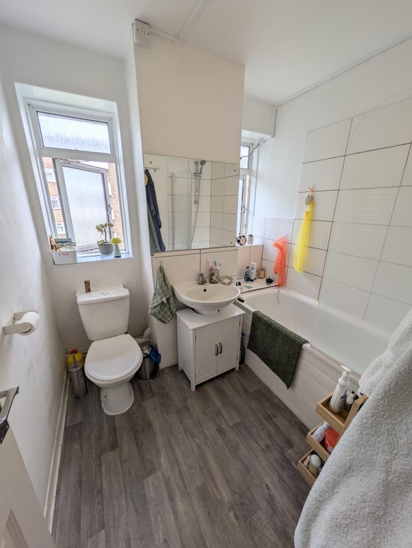Room Lowth Road in Greater London