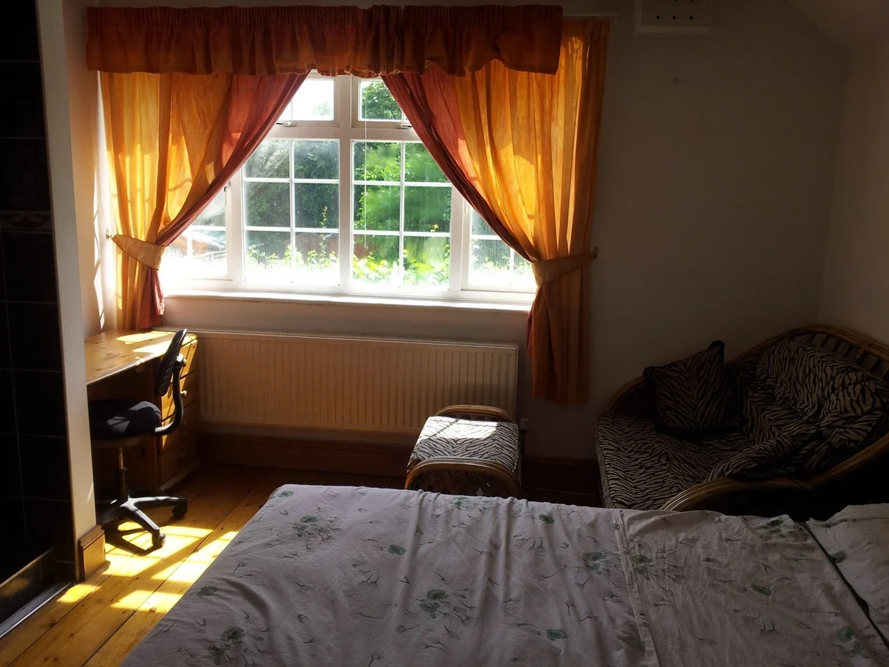 Room Bourneside Road in Borough of Runnymede