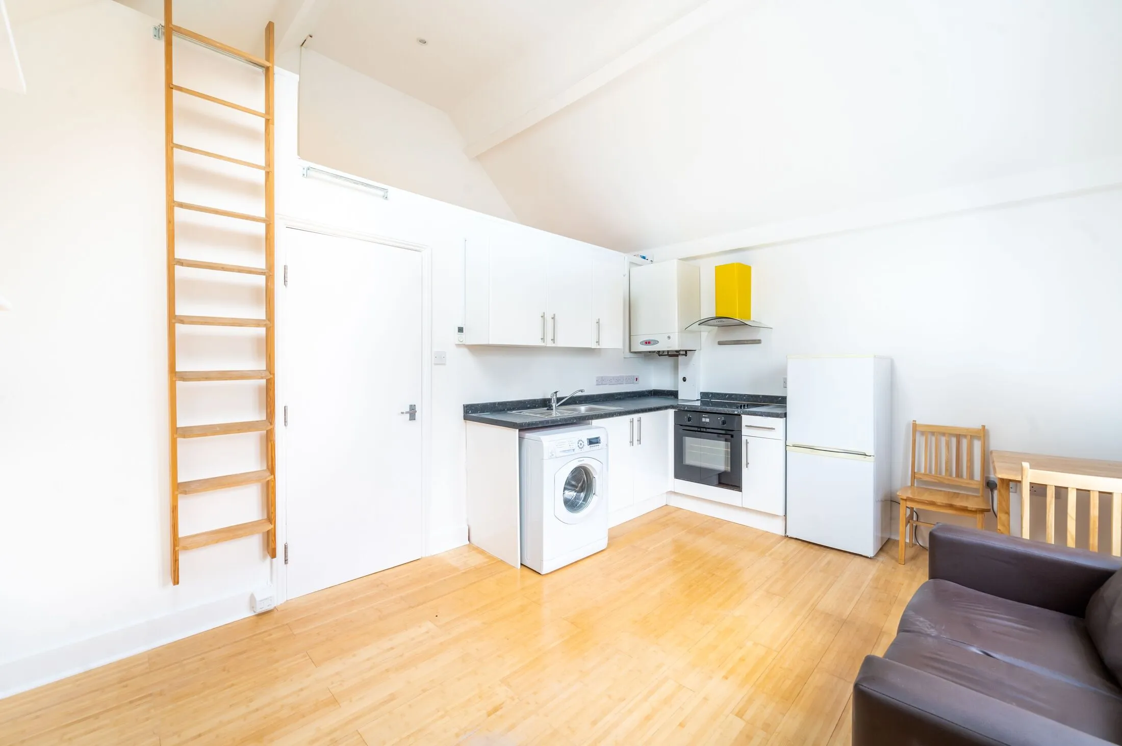 Flat Riggindale Road in Greater London