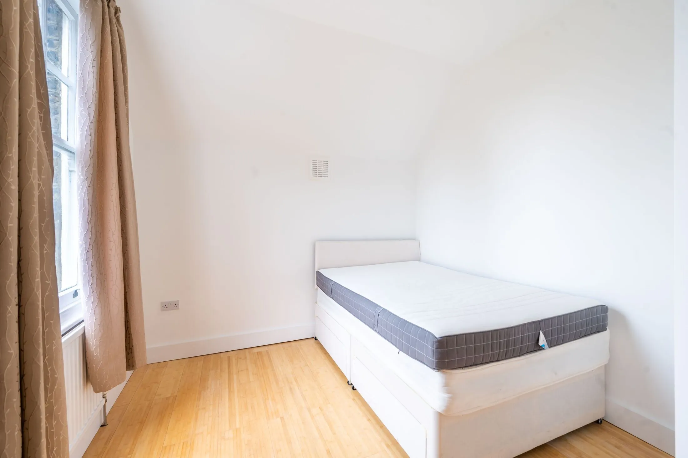 Flat Riggindale Road in Greater London