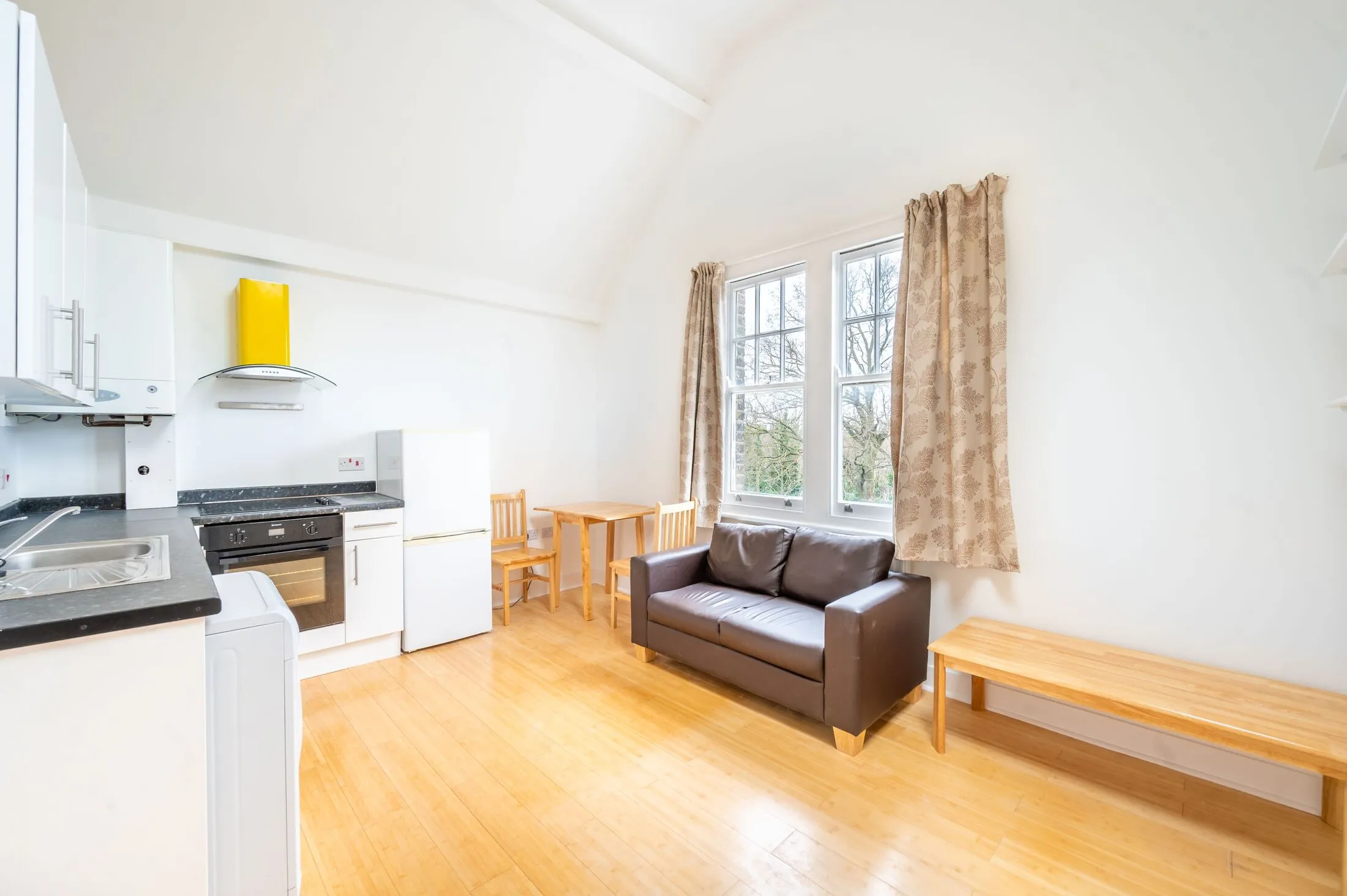 Flat Riggindale Road in Greater London
