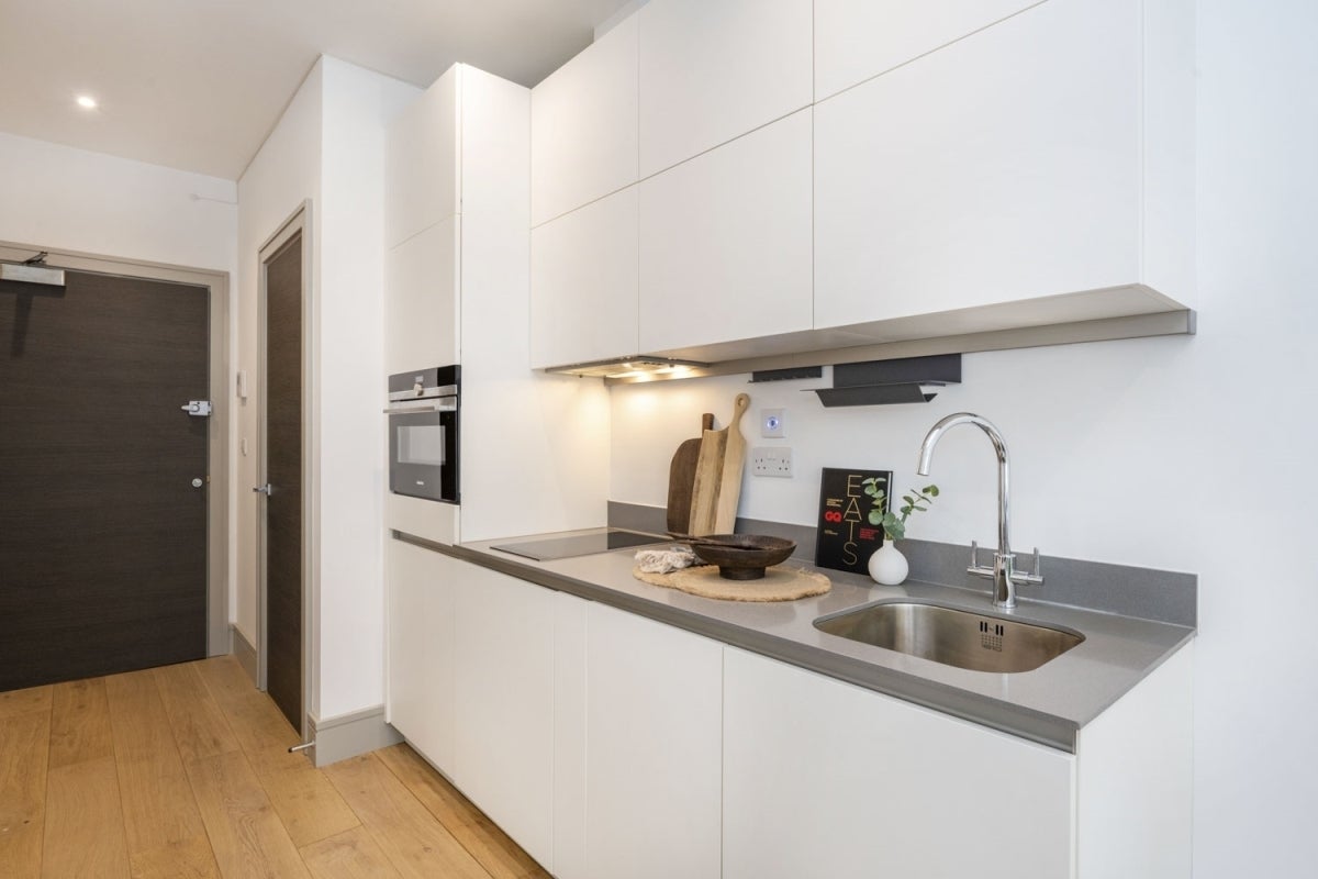 Flat Lawrence Road in Greater London