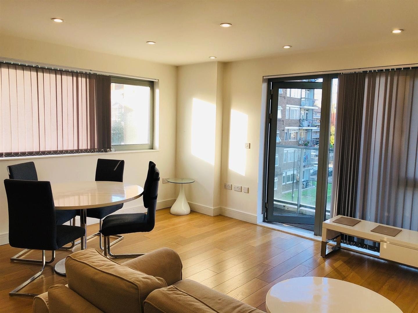 Flat Christian Street in Greater London