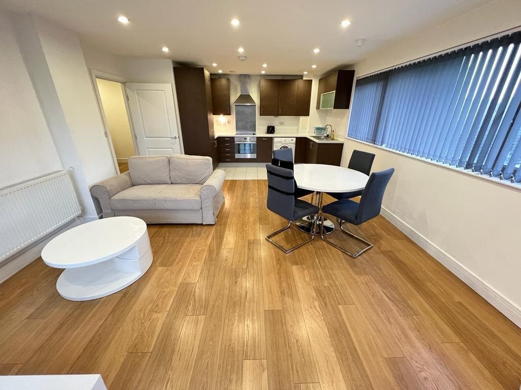 Flat Christian Street in Greater London