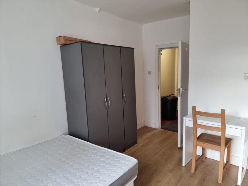 Room Garratt Lane in Greater London