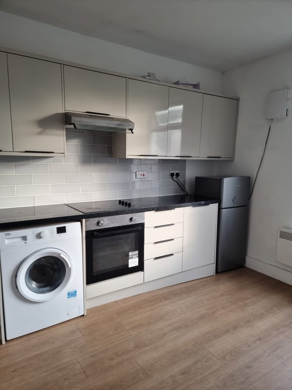 Room Garratt Lane in Greater London