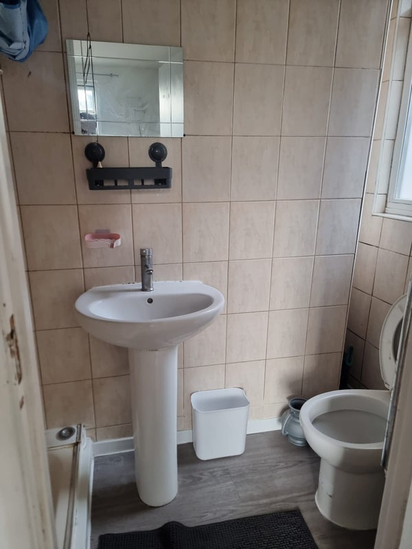 Room Garratt Lane in Greater London