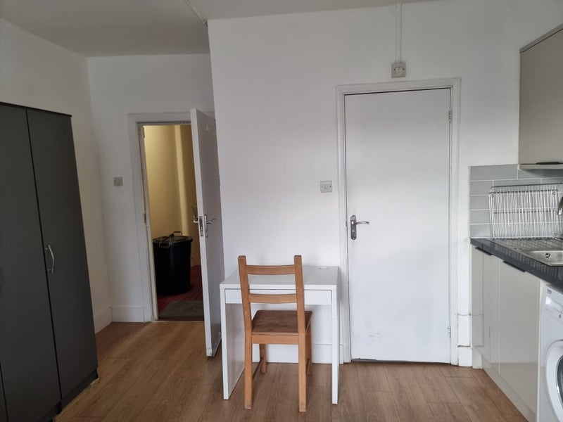 Room Garratt Lane in Greater London
