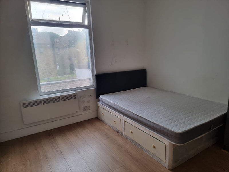 Room Garratt Lane in Greater London